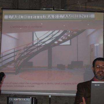 4- l'arch. Celona illustra il rapporto tra l'architettura e le esigenze dell'uomo