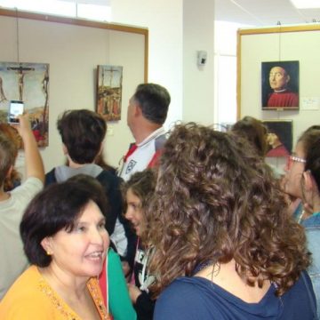 5- il pubblico visita la mostra prima del convegno