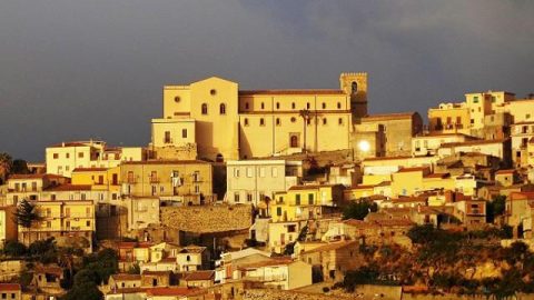 Il borgo antico di Castroreale: uno scrigno di significanti arabi e significati aragonesi