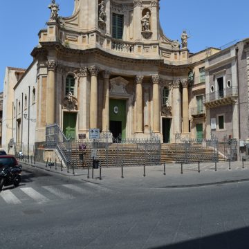 1- Catania - la scalinata d'ingresso della Collegiata, invade parzialmente uno slargo pubblico.