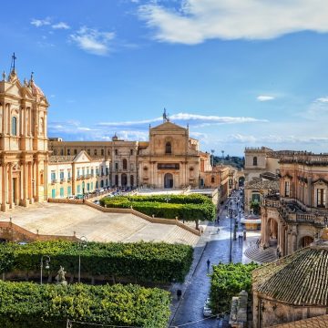 10 Noto - scalinata della cattedrale occupa l'intero spazio destinato in origine ad una piazza