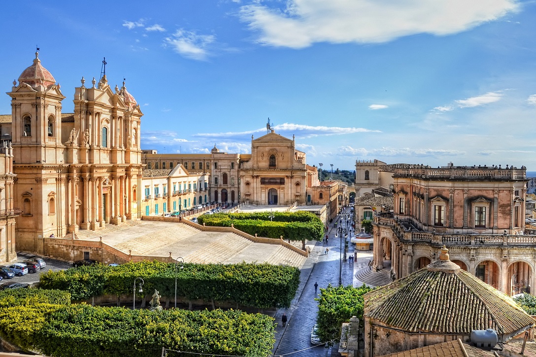 10 Noto - scalinata della cattedrale occupa l'intero spazio destinato in origine ad una piazza