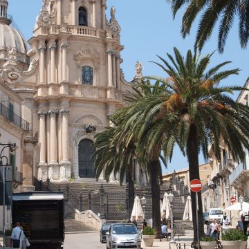11- Ragusa Ibla - la scalinata del duomo si getta sulla piazza e trasforma lo spazio pubblico in un grande sacrato.