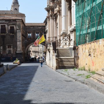 1- Catania - la scalinata d'ingresso della Collegiata, invade parzialmente uno slargo pubblico.