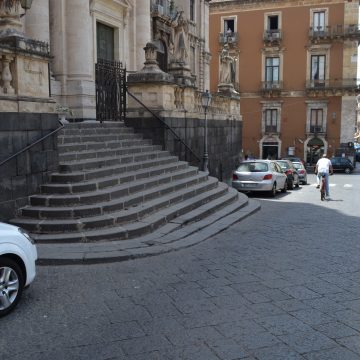 3- Catania- chiesa di San Francesco- La scalinata invade la sede stradale