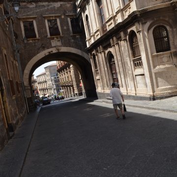 5- Catania- via Crociferi - soprapasso abusivo