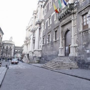 6- Catania- via Crociferi , la scalinata d'accesso al Collegio dei Gesuiti, invade il marcipiede