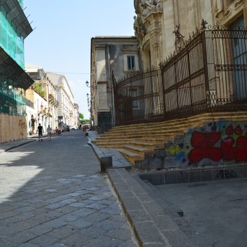 7-Catania- via Crociferi- scalinata invade uno spazio pubblico