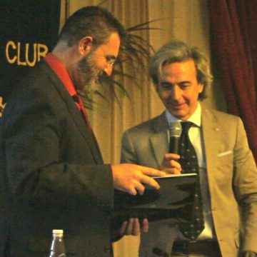 8- L'avv. Alleruzzo premia l'arch. Celona