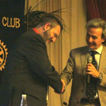 9- L'avv. Alleruzzo premia l'arch. Celona