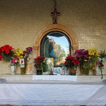 6- l'altare con il mosaico di tesserine a trama labirintica