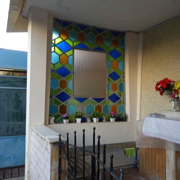 6- l'interno della loggia e le vetrate colorate dal rigoroso disegno geometrico